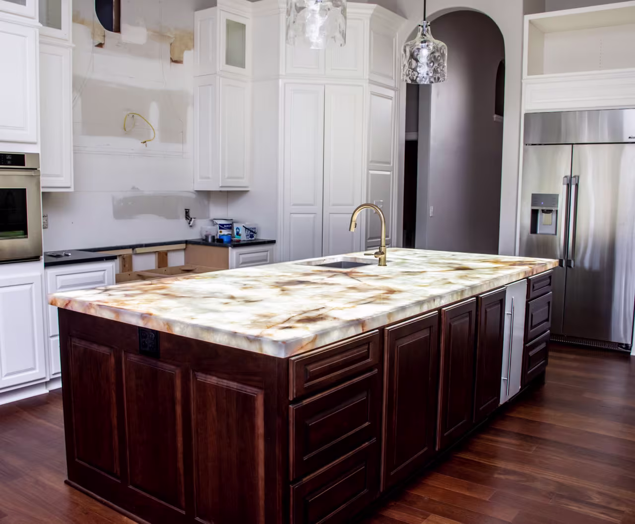 Backlit_Cristallo_Kitchen_Island_Bravas_4__47946.1697574357